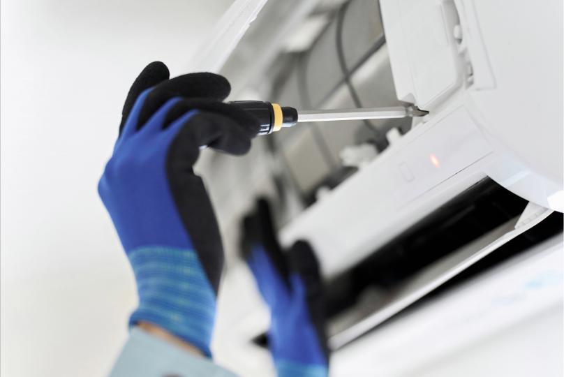 Technicien qui montre comment nettoyer son air climatisé et sa thermopompe.