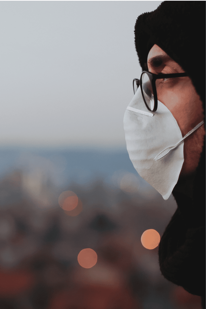 Homme qui respire mal à cause de la mauvaise qualité de l'air à la maison. 