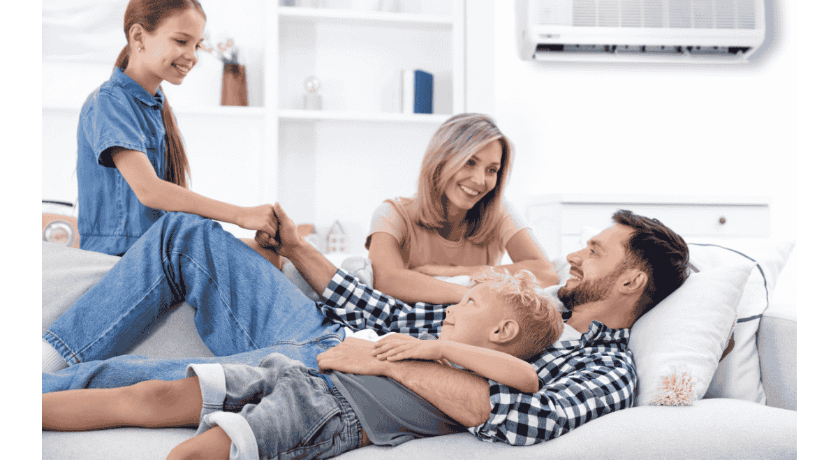 Une petite famille qui profite d'un moment calm au frais, grâce au netooyage de leur thermopompe.